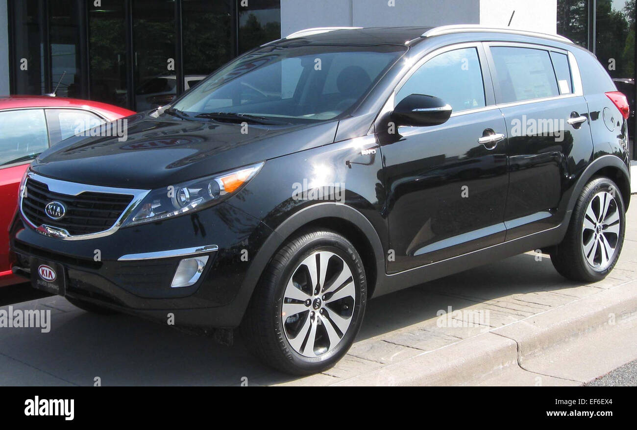 Il modello 2011 Kia Sportage ex è un SUV compatto noto per la sua combinazione di design elegante e funzionalità pratiche. È dotato di un motore a quattro cilindri, interni spaziosi e offre una buona efficienza del carburante, il che lo rende una scelta popolare per la guida urbana e suburbana. Foto Stock