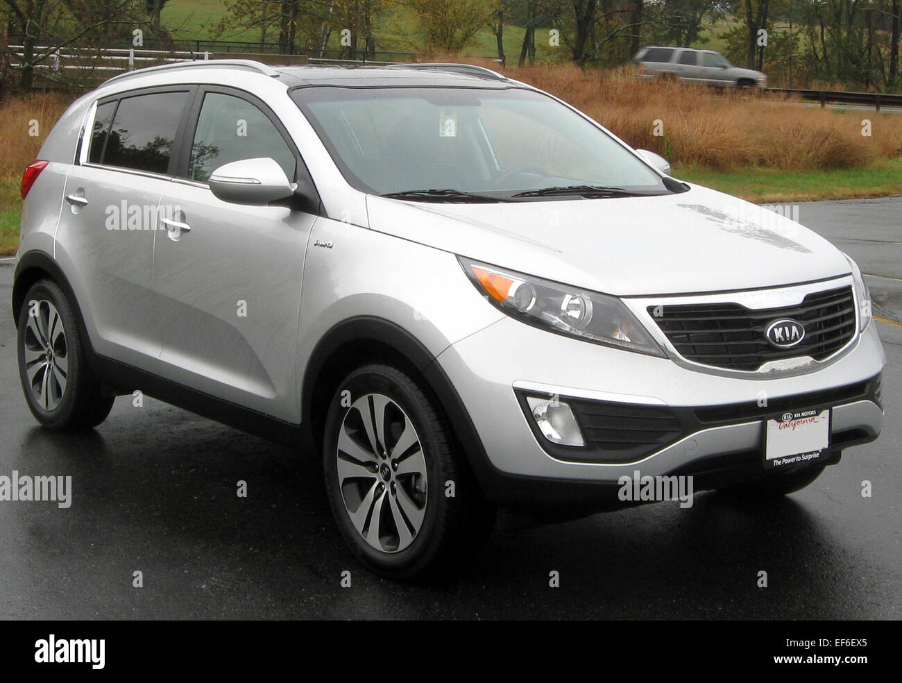 La Kia Sportage ex 2011 è un SUV compatto dallo stile moderno e un motore a 4 cilindri da 2,4 litri. Offrendo una guida confortevole e funzioni di sicurezza avanzate, è una scelta solida per coloro che cercano versatilità e convenienza in un SUV. Foto Stock