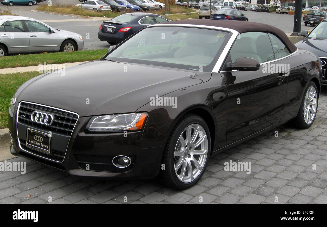 L'Audi A5 convertibile del 2012 offre un mix di lusso, stile e prestazioni. Caratterizzata da un design elegante e da una tecnologia avanzata, questa convertibile a due porte offre un'esperienza di guida fluida, interni raffinati e una scelta di motori turbocompressi per una potenza reattiva ed efficienza del carburante. Foto Stock