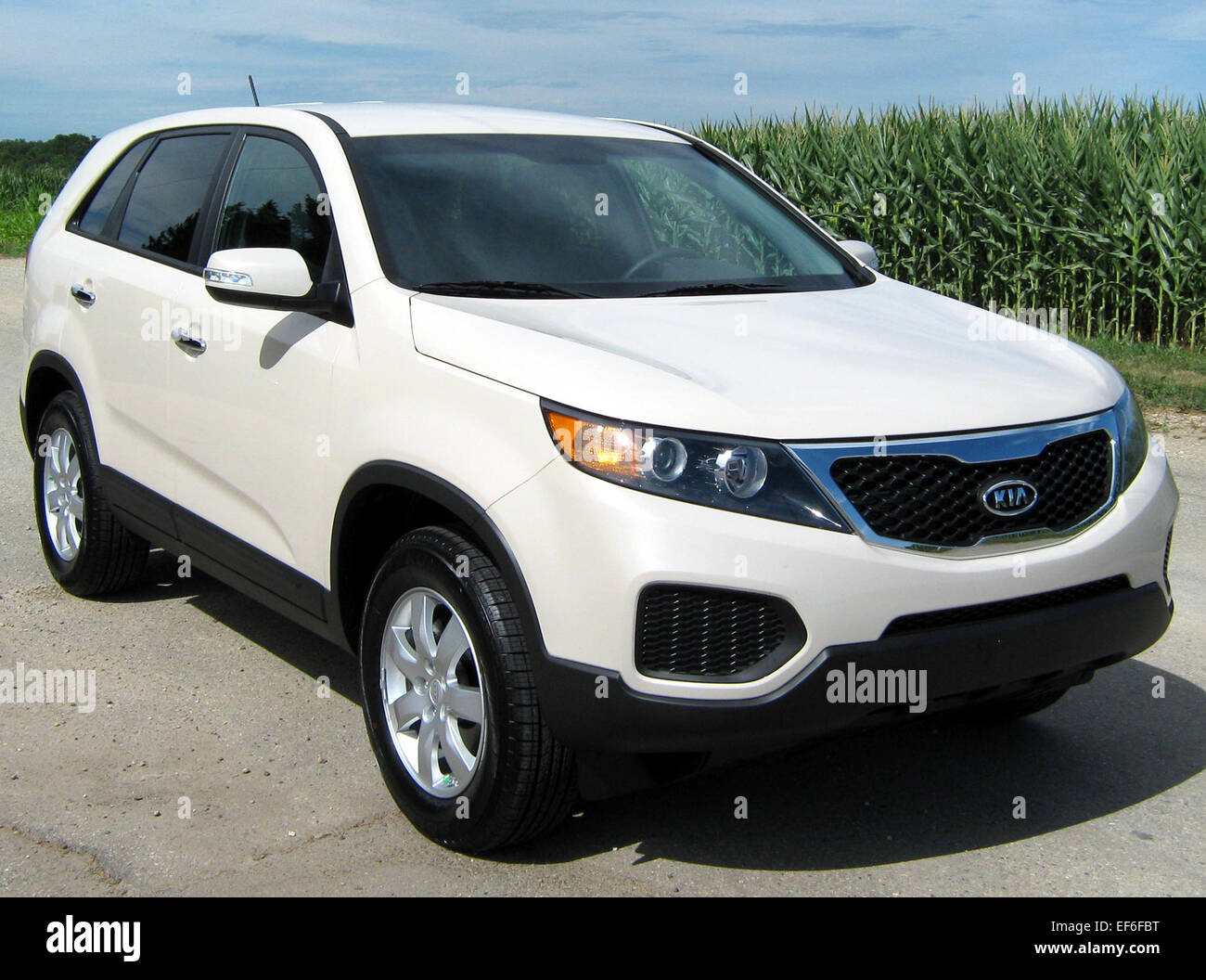 Il modello 2012 Kia Sorento LX è un SUV con interni spaziosi e una gamma di caratteristiche di serie. Offre un motore a quattro cilindri da 2,4 L e una guida confortevole. La classificazione di sicurezza NHTSA mette in evidenza le sue prestazioni nei crash test, garantendo una solida protezione per i passeggeri. Foto Stock