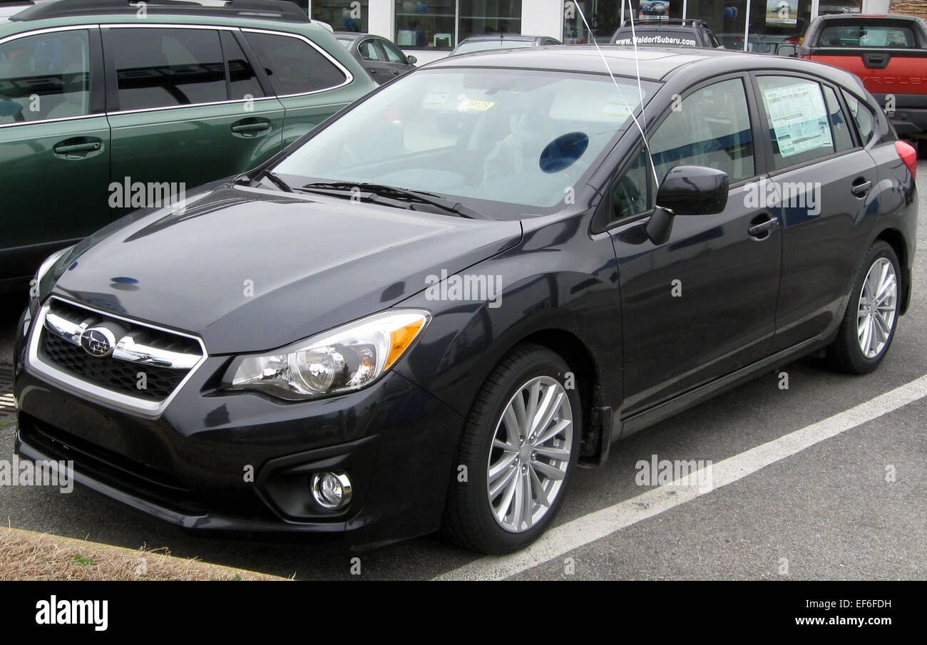 La Subaru Impreza 2.0i Premium 2012 è una berlina compatta che offre trazione integrale, efficienza del carburante e un design pratico. Con interni spaziosi e funzioni di sicurezza avanzate, è un'opzione affidabile per coloro che cercano un'auto economica e ben arrotondata. Foto Stock