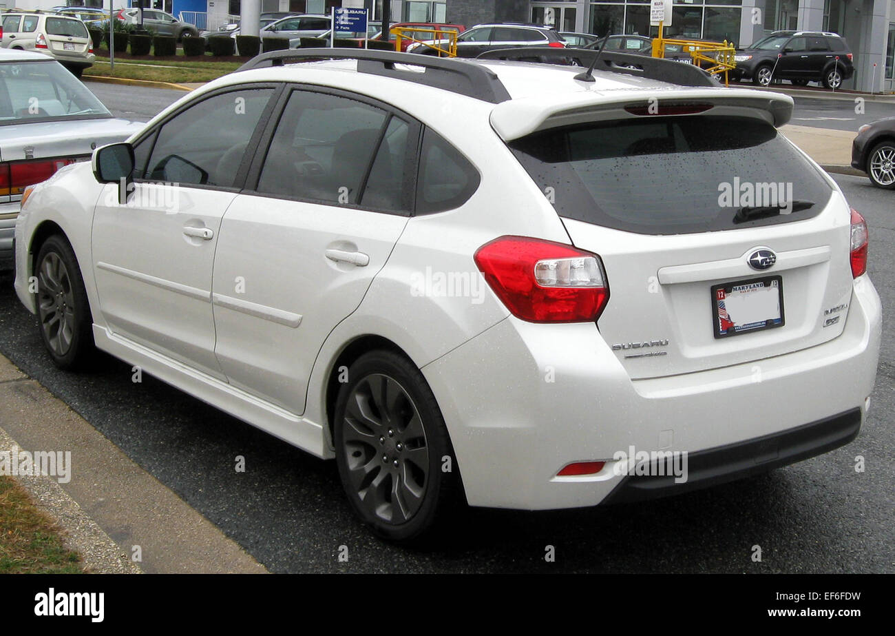 La Subaru Impreza Sport 2012 è una berlina compatta nota per la sua capacità di trazione integrale, l'efficienza del carburante e il design sportivo. Con i suoi interni spaziosi e le caratteristiche avanzate, offre un mix equilibrato di prestazioni, comfort e praticità per la guida quotidiana e le avventure del fine settimana. Foto Stock