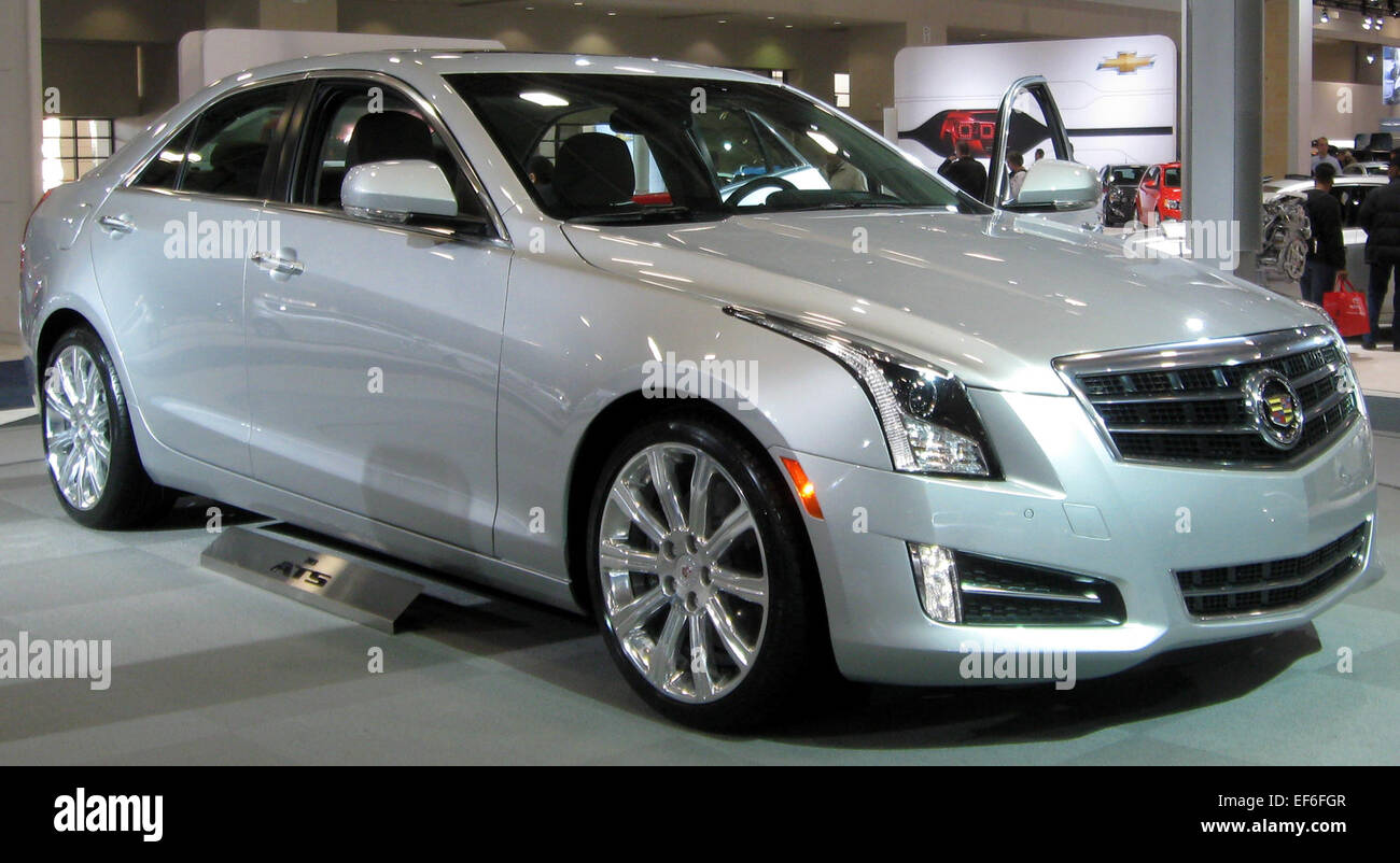 La Cadillac ATS 2013 è una berlina di lusso compatta progettata per prestazioni e stile. Grazie al telaio leggero e alle potenti opzioni del motore, offre un'esperienza di guida coinvolgente. Il suo design moderno è caratterizzato da tecnologia avanzata, materiali di alta qualità e maneggevolezza superiore, per soddisfare le esigenze di chi cerca un'auto di lusso con caratteristiche sportive. Foto Stock