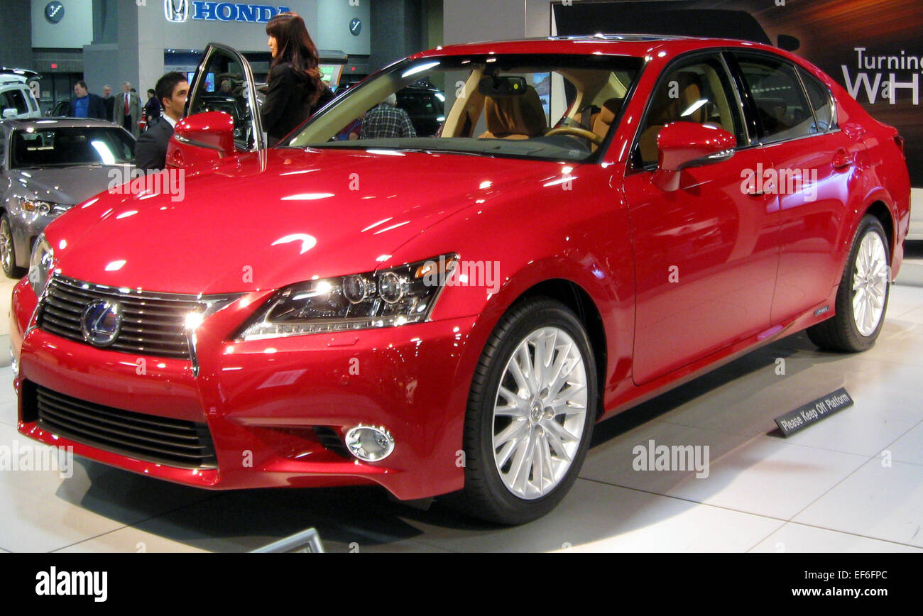 La Lexus GS450h 2013 è una berlina ibrida di lusso che offre una combinazione di efficienza del carburante, tecnologia avanzata e caratteristiche di fascia alta. Con un'esperienza di guida fluida e potente, offre un'opzione di lusso per gli acquirenti attenti all'ambiente che cercano un veicolo raffinato ed efficiente in termini di consumo di carburante. Foto Stock