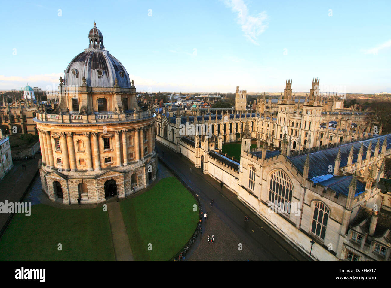 La Radcliffe Camera e tutte anima's College di Oxford, Inghilterra preso dalla torre della chiesa di Santa Maria Vergine Foto Stock