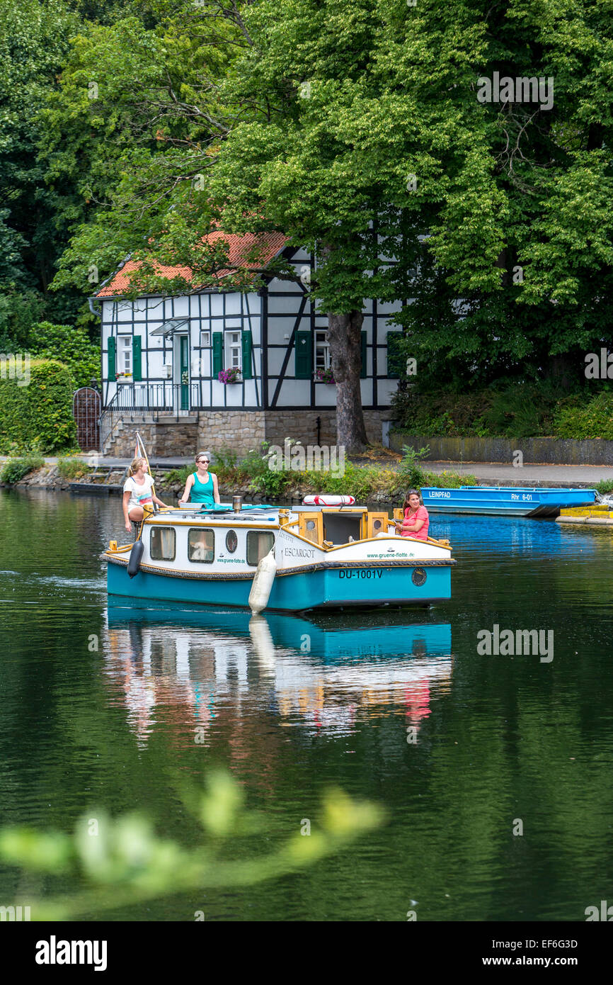 Barca a pedali, houseboat 'Escargot', auto guidata barca con sistemazione per 4 persone sul fiume Ruhr, Foto Stock