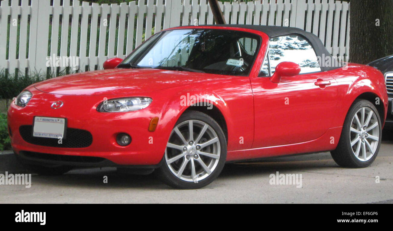 La Mazda MX-5 di terza generazione, introdotta nel 2006, è una roadster leggera a due posti nota per la sua maneggevolezza reattiva e il prezzo accessibile. Combina una dinamica di guida sportiva con un design elegante, rendendolo il preferito dagli appassionati di guida. Foto Stock