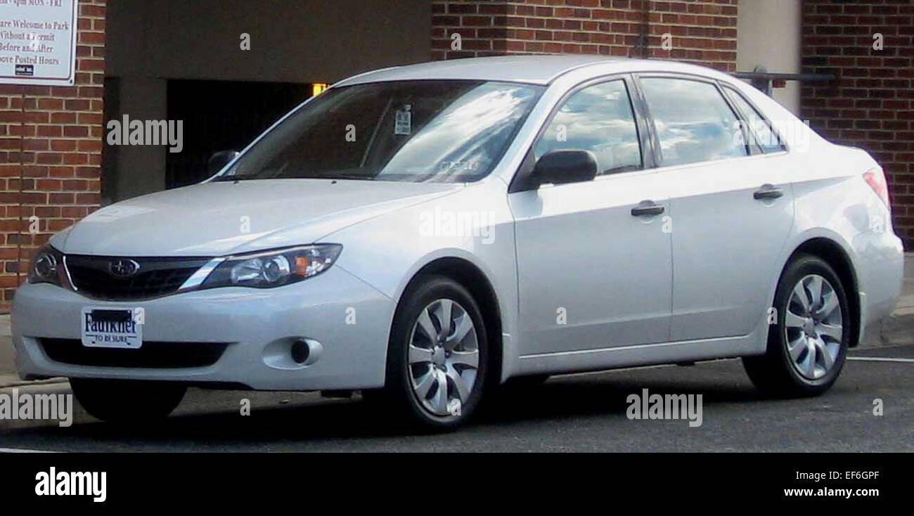 La berlina Subaru Impreza di terza generazione offre un mix di prestazioni e praticità, con trazione integrale e una gamma di opzioni di motore. Nota per la sua maneggevolezza affidabile e la struttura robusta, la berlina Impreza è una scelta popolare per coloro che cercano un veicolo compatto in grado di gestire diverse condizioni di guida. Offre interni confortevoli e caratteristiche moderne, rendendolo una scelta versatile per l'uso quotidiano. Foto Stock