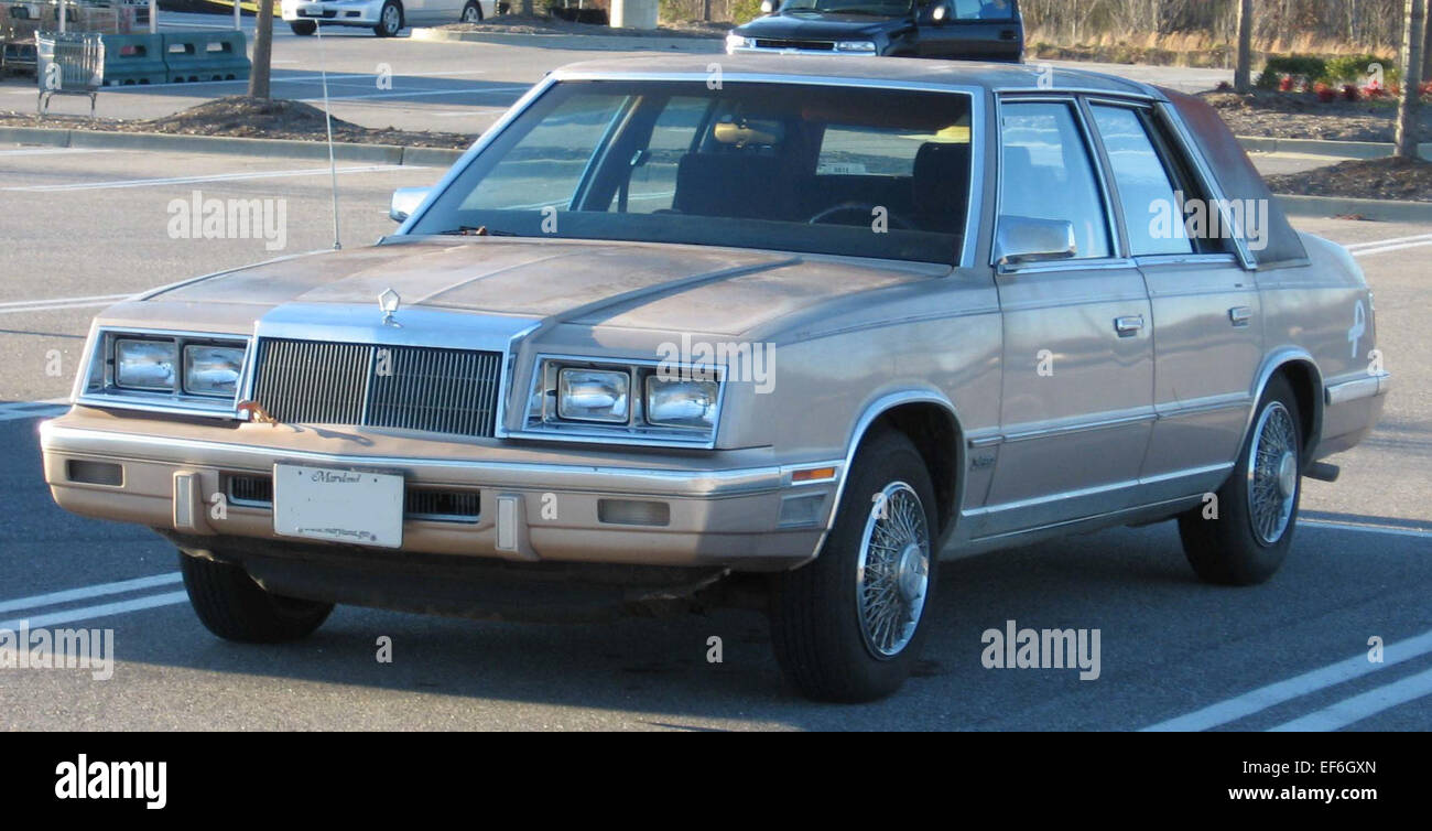 La Chrysler New Yorker, prodotta dal 1983 al 1988, è una berlina di lusso full-size nota per gli interni spaziosi e la guida fluida. Era dotato di tecnologia avanzata per i suoi tempi, come l'iniezione elettronica del carburante e un cruscotto digitale. Foto Stock La Chrysler New Yorker, prodotta dal 1983 al 1988, è una berlina di lusso full-size nota per gli interni spaziosi e la guida fluida. Era dotato di tecnologia avanzata per i suoi tempi, come l'iniezione elettronica del carburante e un cruscotto digitale. Foto Stock