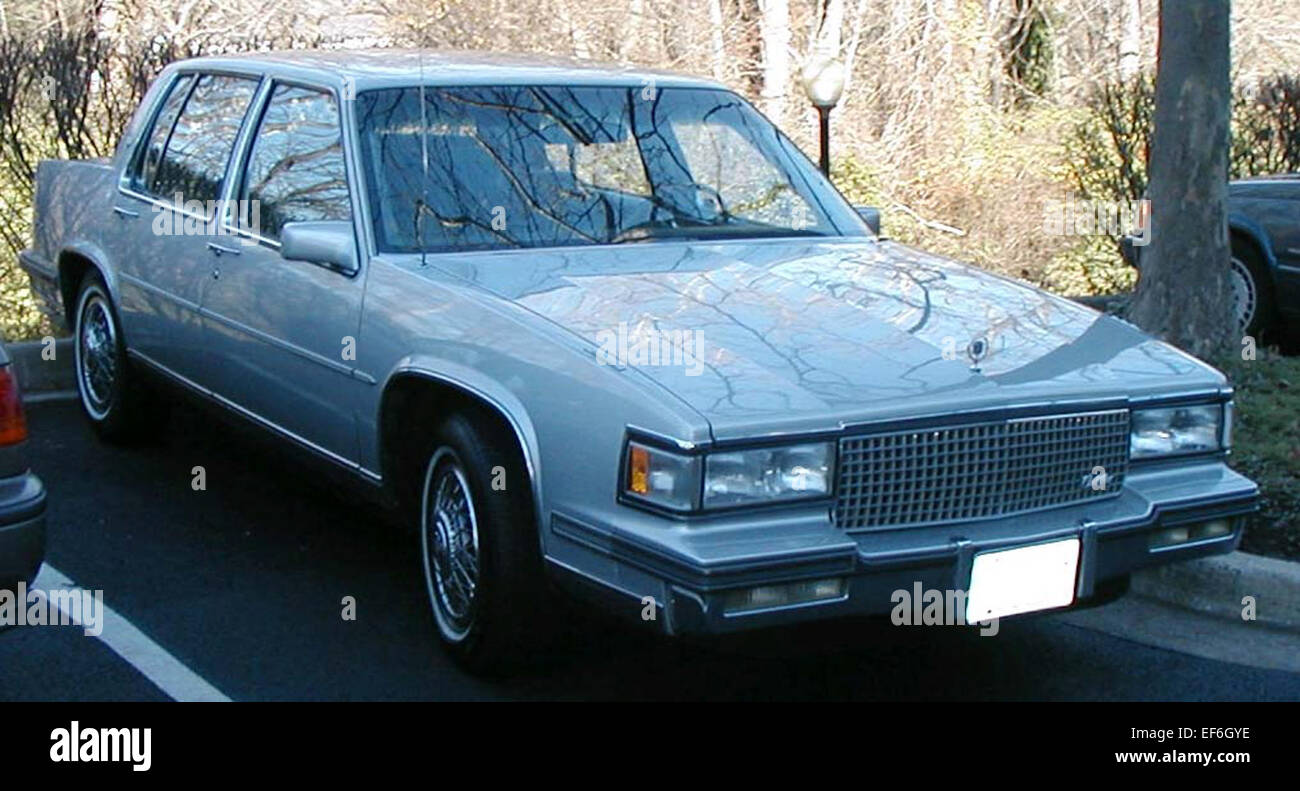 La Cadillac DeVille 1985-1990 è una berlina di lusso full-size nota per il suo design elegante, la guida fluida e le funzioni avanzate. Offre una cabina confortevole e silenziosa, che la rende la scelta migliore per coloro che cercano un'esperienza di guida di alto livello. Foto Stock