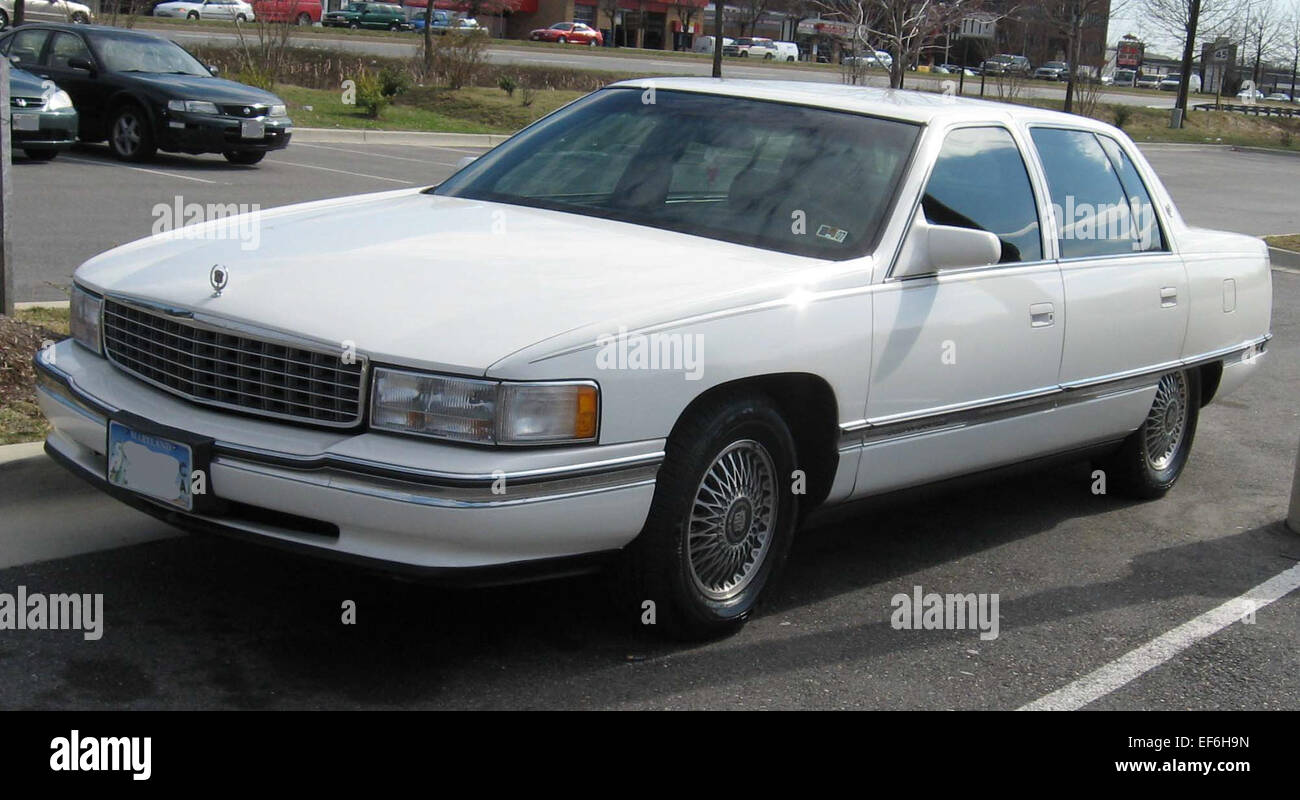 La Cadillac DeVille 1994-1999 è una berlina di lusso full-size nota per la sua guida fluida e la potenza V8. Offre interni spaziosi con caratteristiche premium, tra cui sedili in pelle e tecnologia avanzata. La DeVille è riconosciuta per la sua comoda esperienza di guida e il classico stile Cadillac. Foto Stock