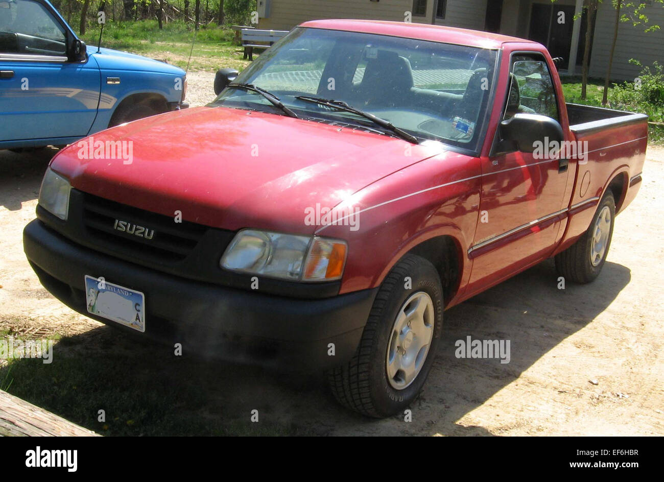 Il modello 1996-1997 Isuzu Hombre è un pick-up compatto con un motore a 4 cilindri da 1,7 litri. Offre 120 CV di potenza ed è disponibile con cambio manuale a 5 marce o cambio automatico a 4 marce. Il modello Hombre è noto per le sue dimensioni ridotte, l'efficienza e il pratico pianale per autocarri per impieghi leggeri. Foto Stock