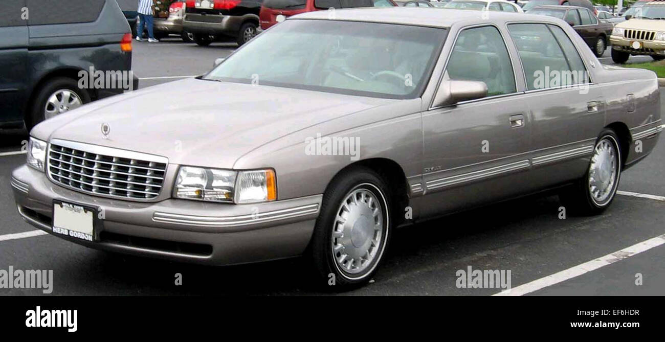 La Cadillac DeVille 1997-1999 è una berlina di lusso full-size nota per il suo comfort, la guida fluida e gli interni spaziosi. Alimentato da un motore V8 da 4,6 litri, offre una combinazione bilanciata di prestazioni ed efficienza del carburante. La DeVille è dotata di caratteristiche di lusso, tra cui un impianto audio di qualità superiore e tecnologie di sicurezza avanzate, che la rendono una scelta popolare per chi cerca un'esperienza di guida raffinata. Foto Stock