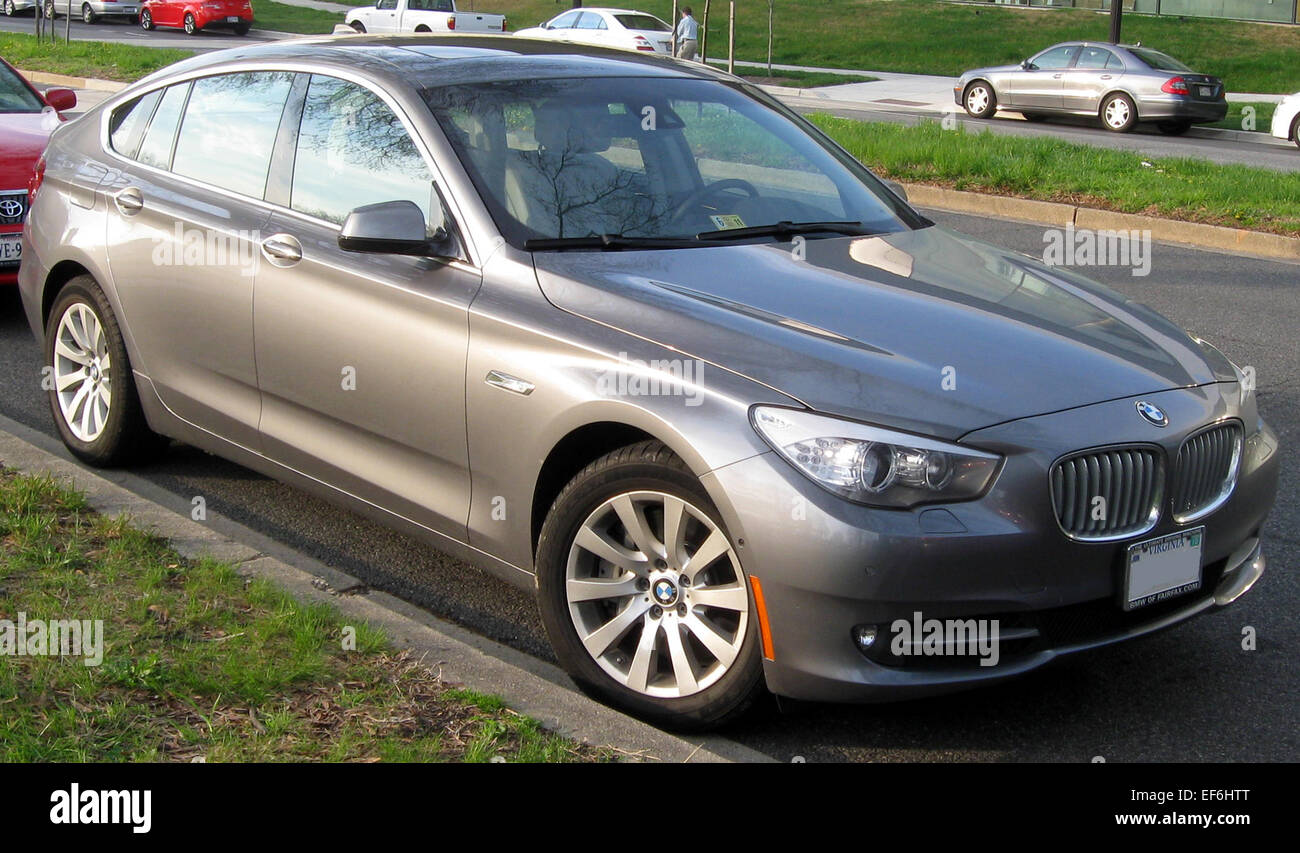 La BMW 550i GT del 2011 è una Grand Tourer di lusso con un potente motore V8 da 4 litri. Offre un'esperienza di guida eccellente, combinando comfort, prestazioni elevate e tecnologia innovativa in un design elegante. Foto Stock