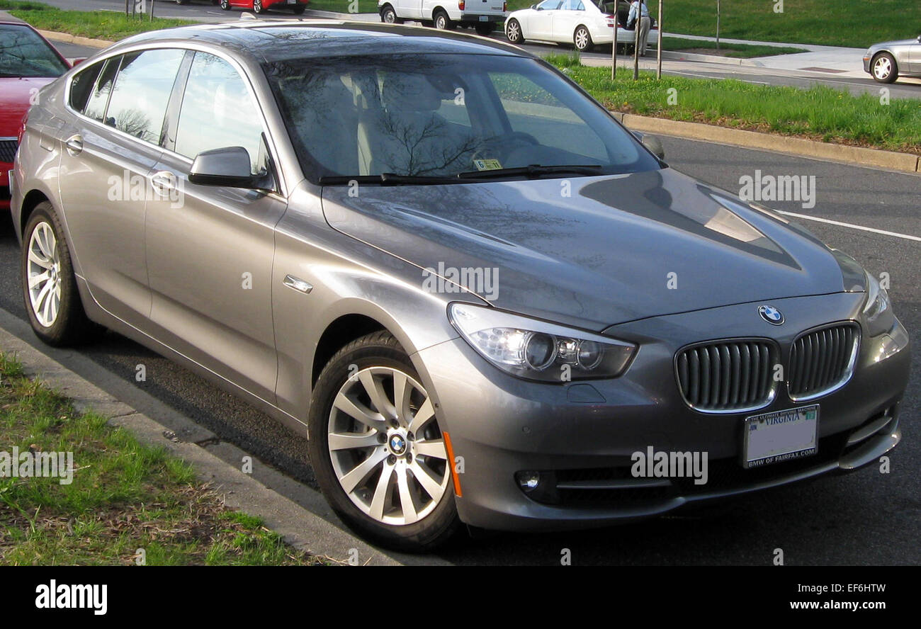 La BMW 550i GT del 2011 è una berlina di lusso con un potente motore V8, un design elegante e una tecnologia avanzata. Offre una guida fluida, interni spaziosi e funzioni premium, che la rendono ideale per i viaggi a lunga distanza e la guida di lusso. Foto Stock
