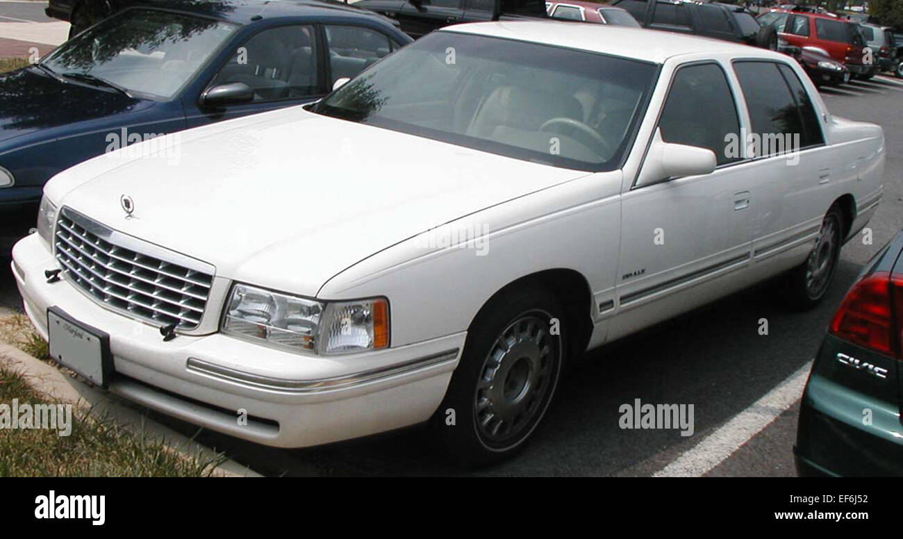 La Cadillac Deville è una berlina di lusso che offre caratteristiche di comfort avanzate, una guida fluida e un potente motore V8. Noto per gli interni spaziosi e le prestazioni affidabili, è un modello iconico della gamma Cadillac. Foto Stock