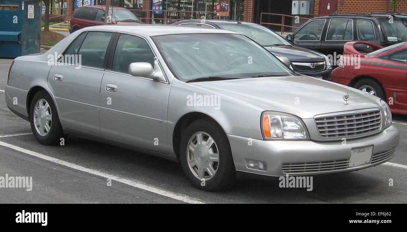 La Cadillac DeVille è una berlina di lusso full-size che offre una guida fluida e silenziosa con materiali e caratteristiche premium. Conosciuta per il suo design classico, la DeVille offre ampio spazio interno e un'esperienza di guida confortevole, rendendola una scelta popolare per chi cerca una guida lussuosa con un comfort raffinato. Foto Stock