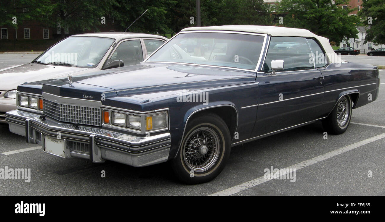 La Cadillac DeVille Convertible 2009 è un'auto di lusso full-size che offre prestazioni fluide e potenti e interni comodi e spaziosi. Dotata di un motore V8 da 4,6 L, la DeVille offre una guida raffinata e funzioni avanzate. Nota per il suo stile classico e gli interni lussuosi, la DeVille Convertible è ideale per coloro che cercano un veicolo elegante con caratteristiche moderne e un'esperienza di guida di lusso. Foto Stock