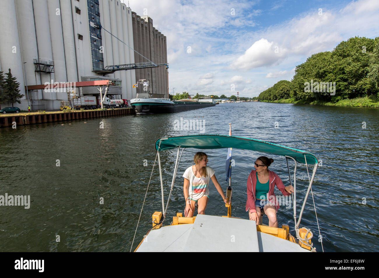 Barca a pedali, houseboat 'Escargot', auto guidata barca con sistemazione per 4 persone sul fiume Ruhr, Foto Stock