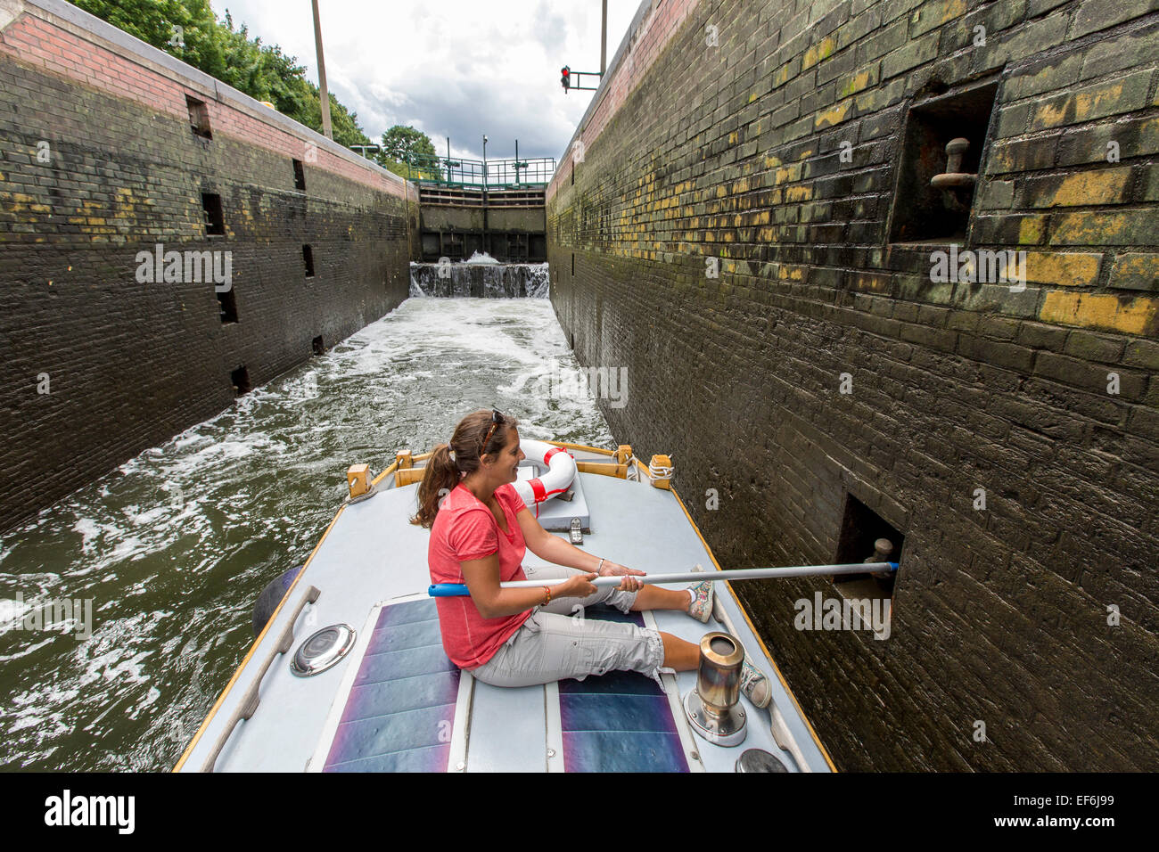 Barca a pedali, houseboat 'Escargot', auto guidata barca con sistemazione per 4 persone sul fiume Ruhr, passando una serratura Foto Stock