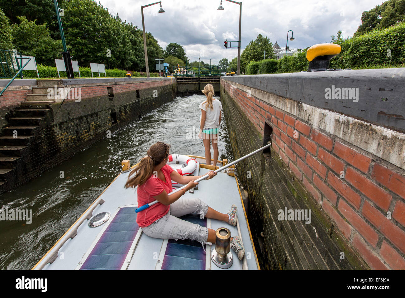 Barca a pedali, houseboat 'Escargot', auto guidata barca con sistemazione per 4 persone sul fiume Ruhr, passando una serratura Foto Stock