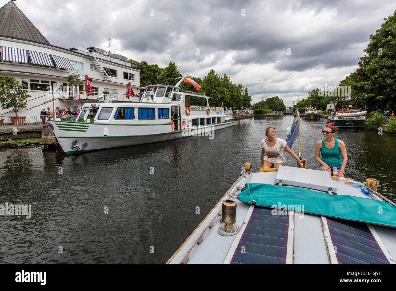 Barca a pedali, houseboat 'Escargot', auto guidata barca con sistemazione per 4 persone sul fiume Ruhr, Foto Stock