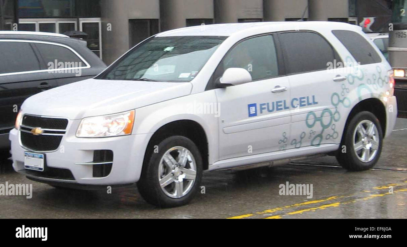 La Chevrolet Equinox Fuel Cell è una versione alimentata a idrogeno del popolare SUV Equinox, progettato per un'esperienza di guida ecocompatibile. Con un gruppo propulsore a celle a combustibile, offre una guida a emissioni zero e fa parte degli sforzi di GM verso un trasporto sostenibile. La cella a combustibile Equinox mantiene gli interni spaziosi e il comfort del SUV promuovendo al contempo alternative energetiche più pulite per il mercato automobilistico. Foto Stock