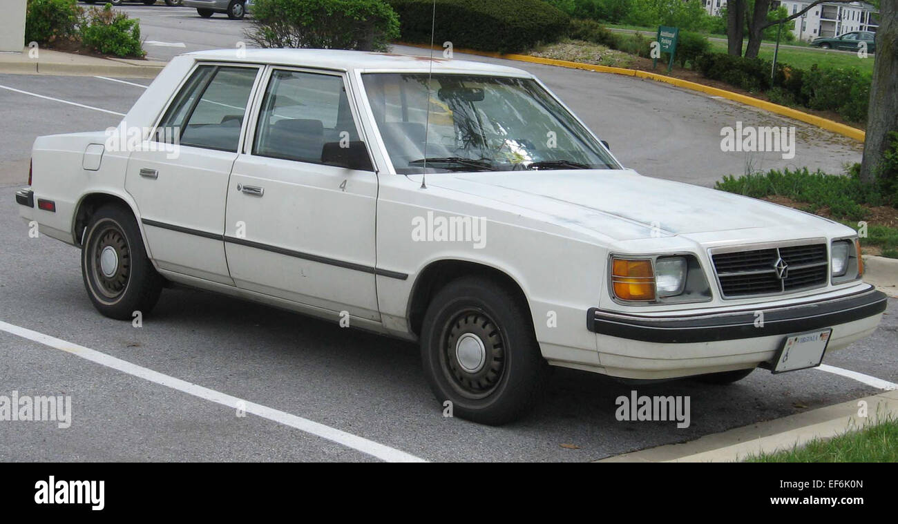 La berlina Dodge Aries, prodotta dal 1981 al 1989, era un'auto compatta progettata per l'uso quotidiano. Offre un buon risparmio di carburante e un abitacolo confortevole per i suoi tempi, con una serie di caratteristiche di base. Nota per la sua affidabilità, la berlina Aries era un'opzione economica per i consumatori che cercavano un trasporto conveniente negli anni '1980 Foto Stock