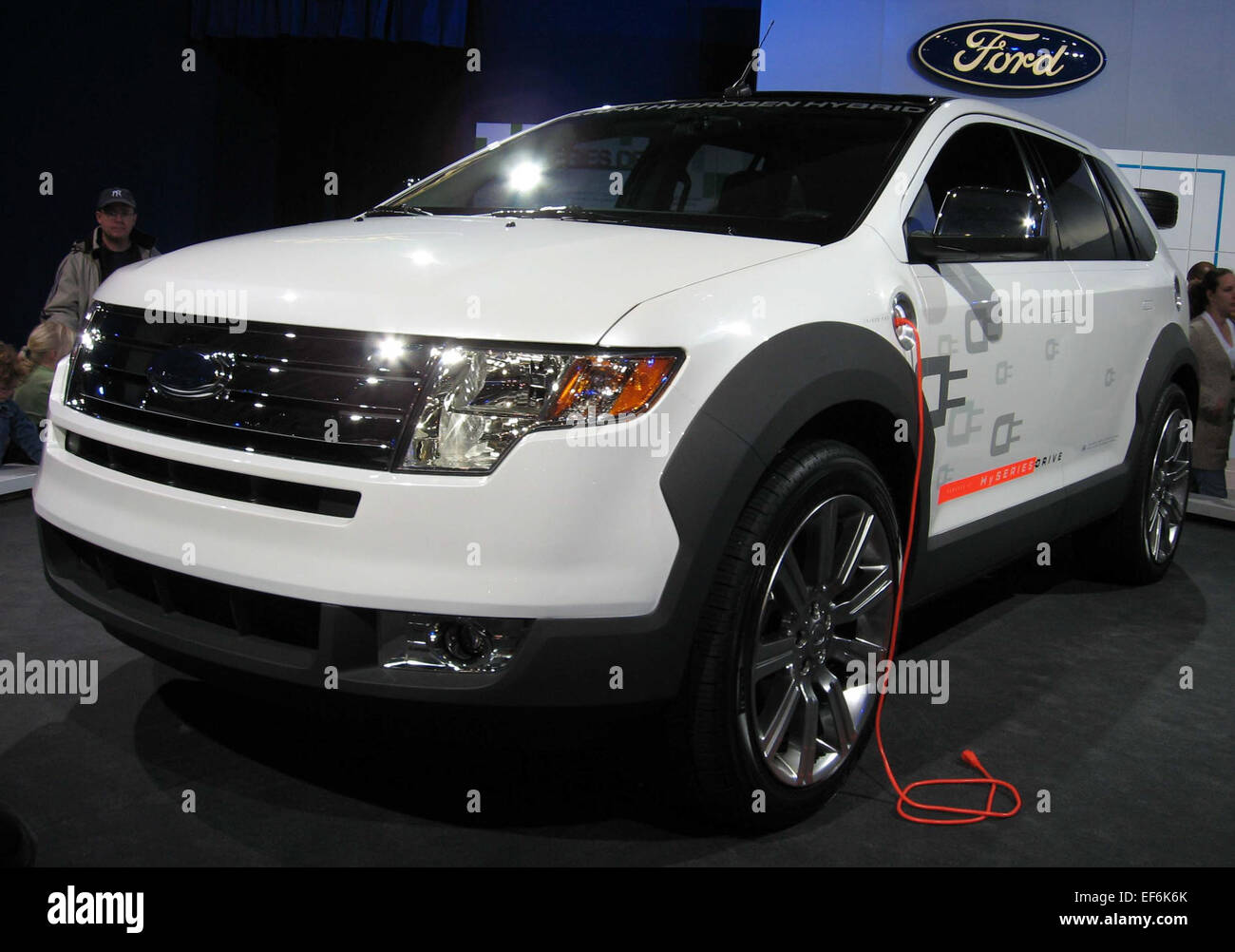 Il Ford Edge Hydrogen Hybrid DC è un prototipo di veicolo che combina la tecnologia delle celle a combustibile a idrogeno con le caratteristiche del gruppo propulsore ibrido. Progettato per mostrare il potenziale delle fonti di carburante alternative, enfatizza la sostenibilità pur mantenendo la praticità e le prestazioni del SUV Ford Edge. Foto Stock