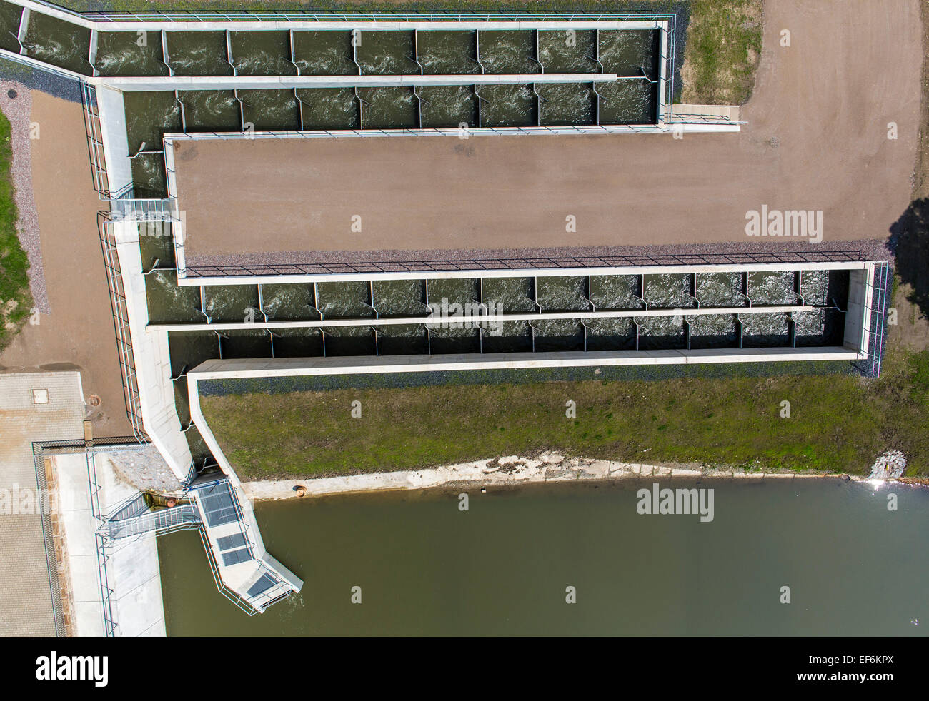 Pass di pesce, fiume Ruhr a Schwerte, una via navigabile artificiale per pesci, per nuotare su e giù per il fiume, per bypassare una diga Foto Stock
