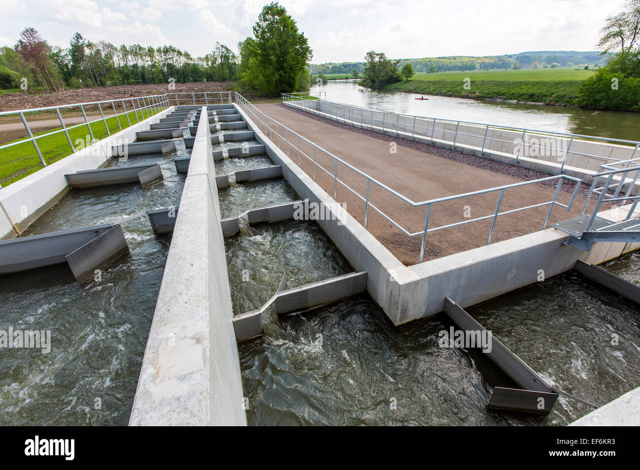 Pass di pesce, fiume Ruhr a Schwerte, una via navigabile artificiale per pesci, per nuotare su e giù per il fiume, per bypassare una diga Foto Stock