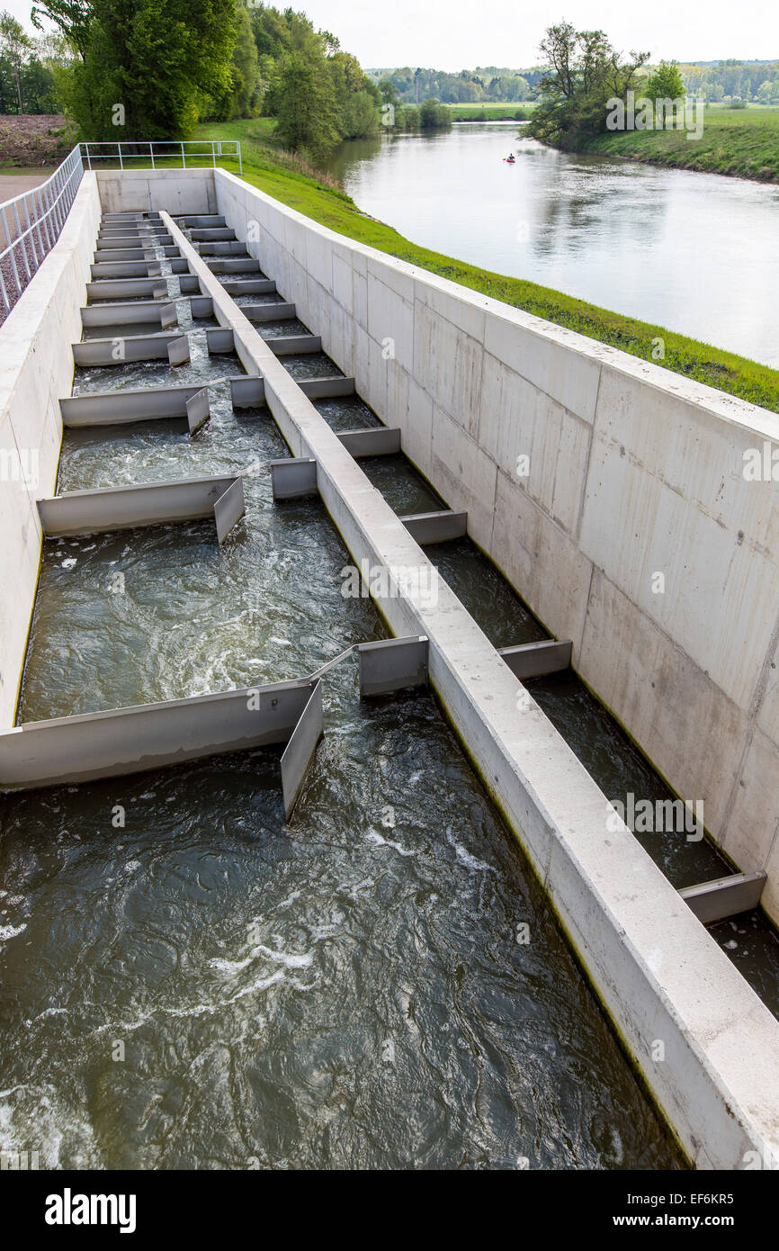 Pass di pesce, fiume Ruhr a Schwerte, una via navigabile artificiale per pesci, per nuotare su e giù per il fiume, per bypassare una diga Foto Stock