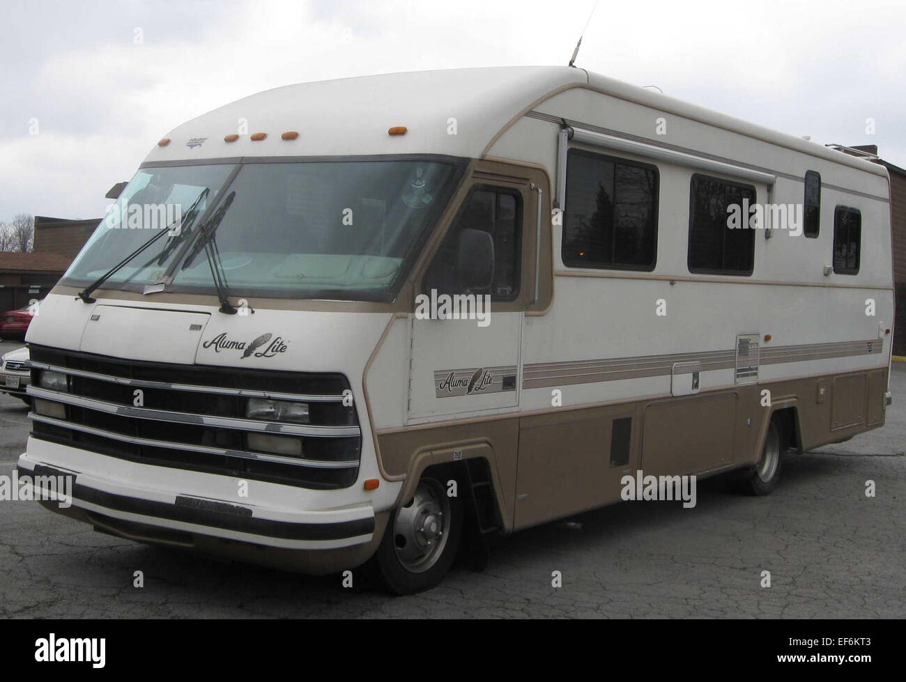 L'Holiday Rambler Aluma Lite RV è un veicolo ricreativo leggero e resistente progettato per offrire comfort e facilità d'uso. Realizzato in alluminio, offre un'eccellente capacità di traino ed è ideale per lunghi viaggi in auto o weekend. Nota per gli interni spaziosi, i servizi pratici e la facilità di utilizzo, Aluma Lite è una scelta popolare per gli appassionati di camper. Foto Stock