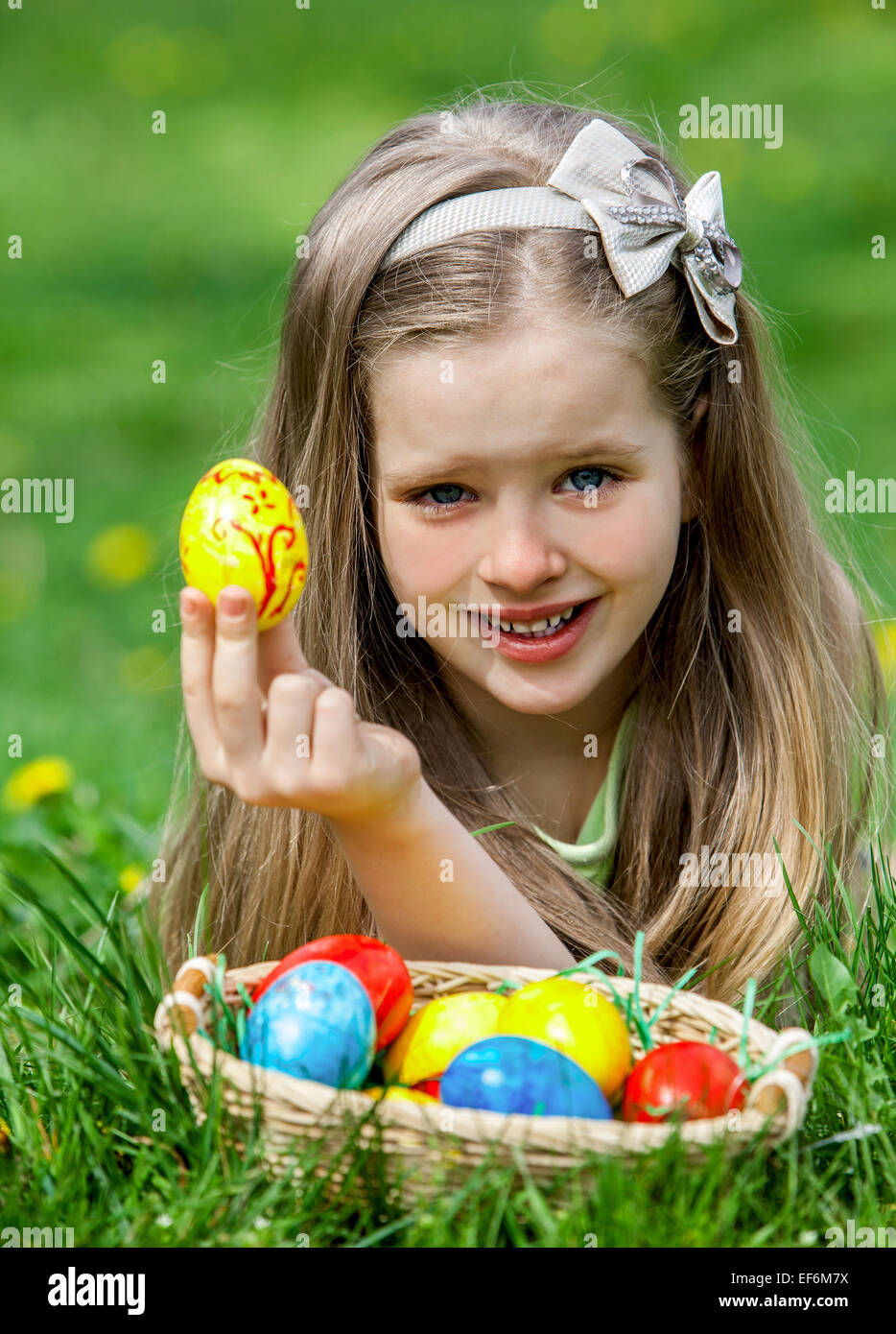 Bambino trovare uovo di pasqua all'aperto. Foto Stock