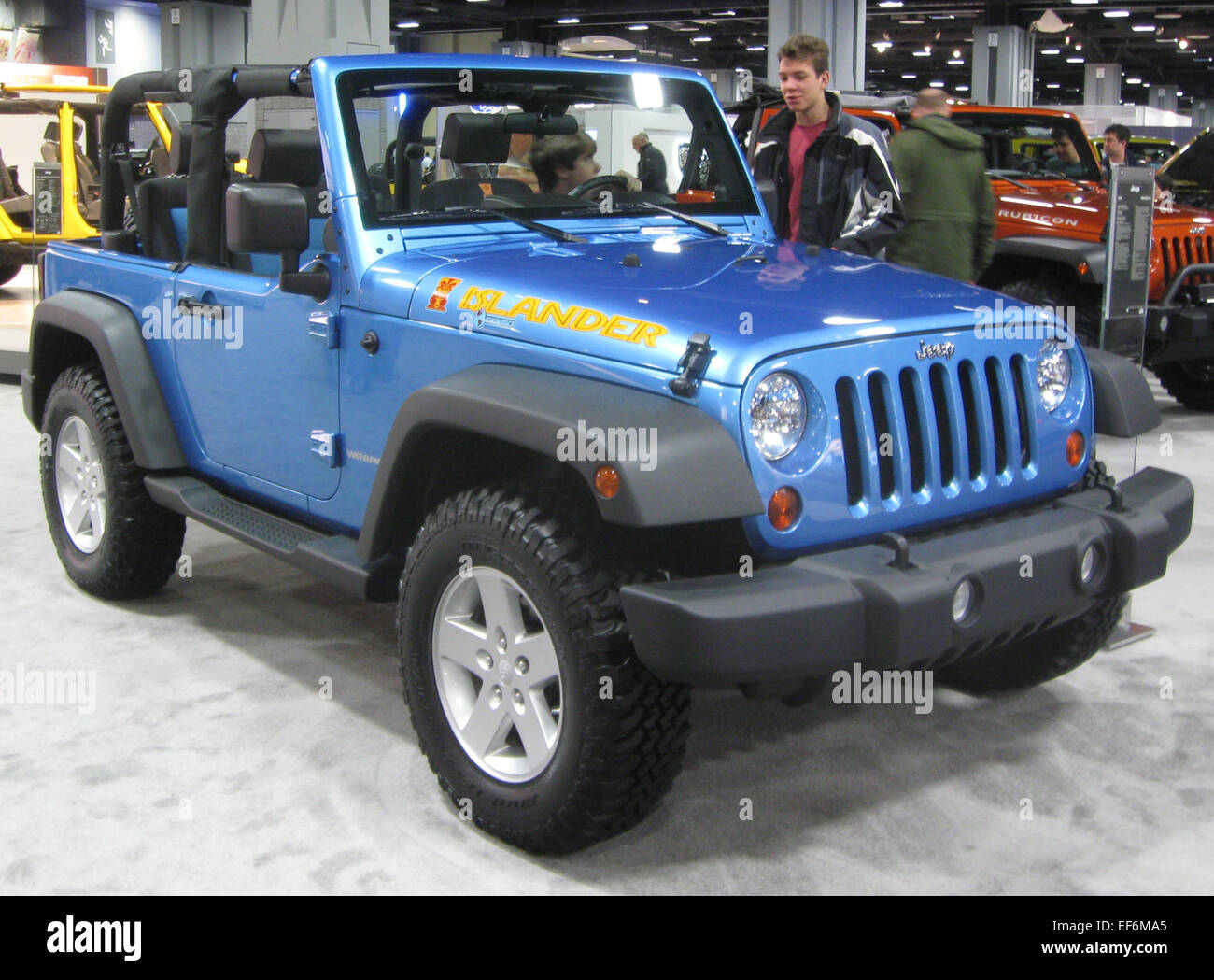 La Jeep Wrangler Islander 2010 è un'edizione speciale dell'iconico SUV Jeep, che offre un design robusto e in grado di supportare il fuoristrada con dettagli a tema tropicale. Combina le prestazioni distintive di Jeep con uno stile unico, accattivante per gli amanti delle attività all'aria aperta e per gli amanti dell'avventura. Foto Stock