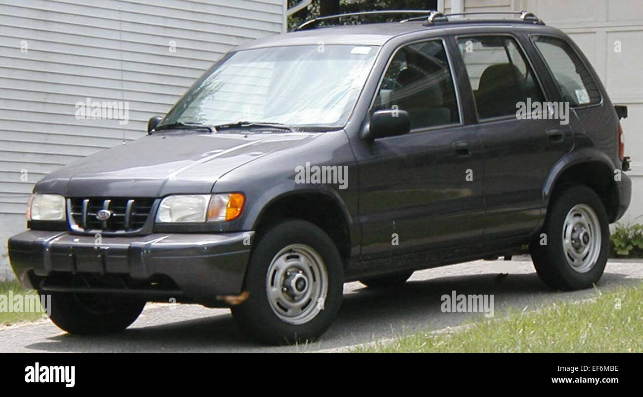 Kia Sportage è un SUV crossover compatto noto per il suo prezzo conveniente, l'efficienza del carburante e la praticità. Offrendo una guida fluida, interni spaziosi e tecnologia avanzata, rimane una scelta popolare per i conducenti urbani e suburbani che cercano un veicolo versatile e affidabile. Foto Stock