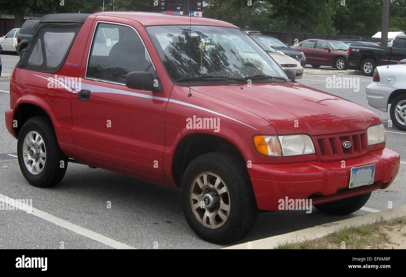 La cabriolet Kia Sportage è una variante unica del SUV compatto, che offre un'esperienza di guida all'aria aperta. Nota per la sua praticità, combina la versatilità di un SUV con il divertimento di una cabriolet, ideale per gli appassionati di outdoor. Foto Stock