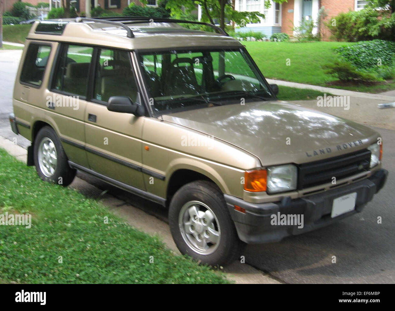 La Land Rover Discovery serie i, prodotta dal 1989 al 1998, è un SUV di medie dimensioni noto per le sue robuste capacità fuoristrada e il design resistente. Dotata di un motore V8 da 3,5 L, la Discovery offre prestazioni e versatilità solide, rendendola la scelta preferita dagli avventurieri fuoristrada e da coloro che necessitano di un veicolo affidabile e versatile. Foto Stock