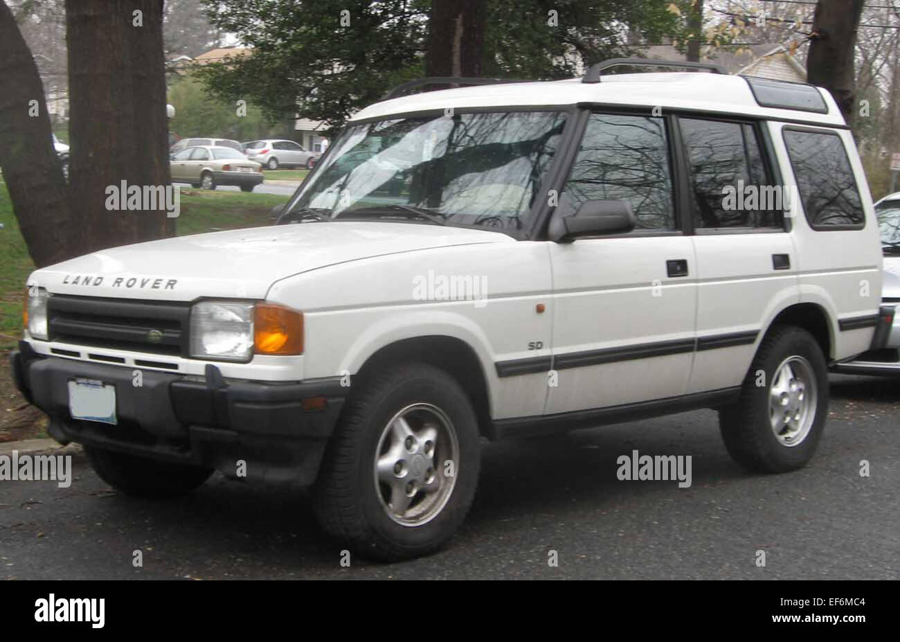 La Land Rover Discovery serie i è un SUV di medie dimensioni prodotto dal 1989 al 1998. Nota per le sue capacità fuoristrada e il design robusto, la Discovery serie i è dotata di un motore V8 da 3,5 litri. Il veicolo offre trazione e stabilità eccellenti, rendendolo ideale per le avventure all'aperto e le condizioni di guida più difficili. Foto Stock