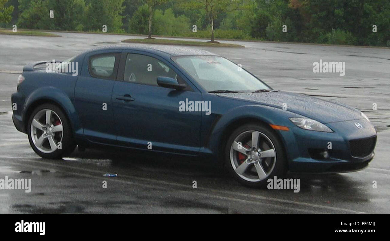 La Mazda RX-8 è un'auto sportiva compatta nota per il suo caratteristico motore rotativo e l'esclusivo design coupé a quattro porte. Prodotta dal 2003 al 2012, l'RX-8 offre un mix bilanciato di prestazioni, agilità e maneggevolezza. È dotata di portiere posteriori incernierate per facilitare l'accesso ai sedili posteriori e di un'esperienza di guida leggera e reattiva, il che lo rende una scelta popolare per gli appassionati di veicoli ad alte prestazioni. Foto Stock