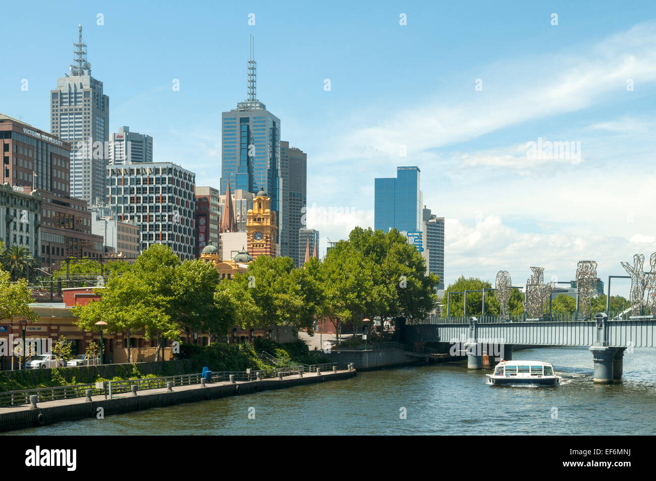 Lo Skyline di Melbourne da Queens Bridge, Melbourne, Victoria, Australia Foto Stock