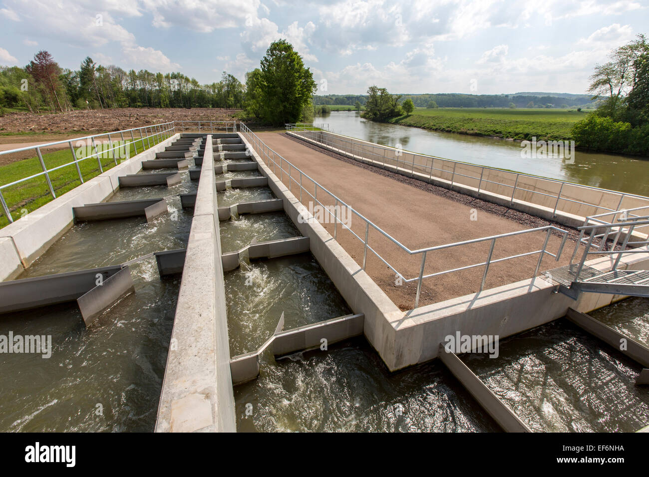 Pass di pesce, fiume Ruhr a Schwerte, una via navigabile artificiale per pesci, per nuotare su e giù per il fiume, per bypassare una diga Foto Stock