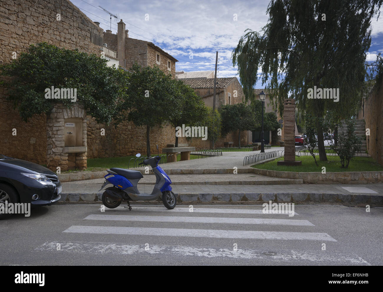 SANTANYI, Maiorca, Spagna - 2 Novembre 2013: Blu scooter parcheggiato sul passaggio pedonale il 2 novembre 2013 in Santanyi, Mallorc Foto Stock