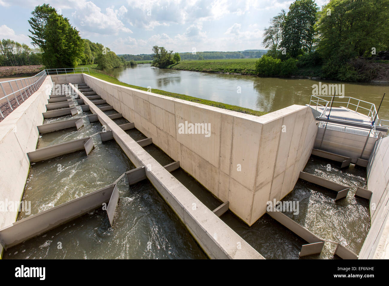 Pass di pesce, fiume Ruhr a Schwerte, una via navigabile artificiale per pesci, per nuotare su e giù per il fiume, per bypassare una diga Foto Stock