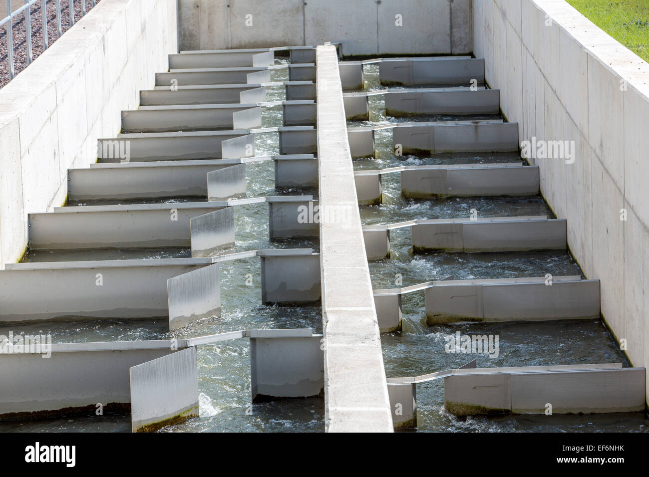 Pass di pesce, fiume Ruhr a Schwerte, una via navigabile artificiale per pesci, per nuotare su e giù per il fiume, per bypassare una diga Foto Stock