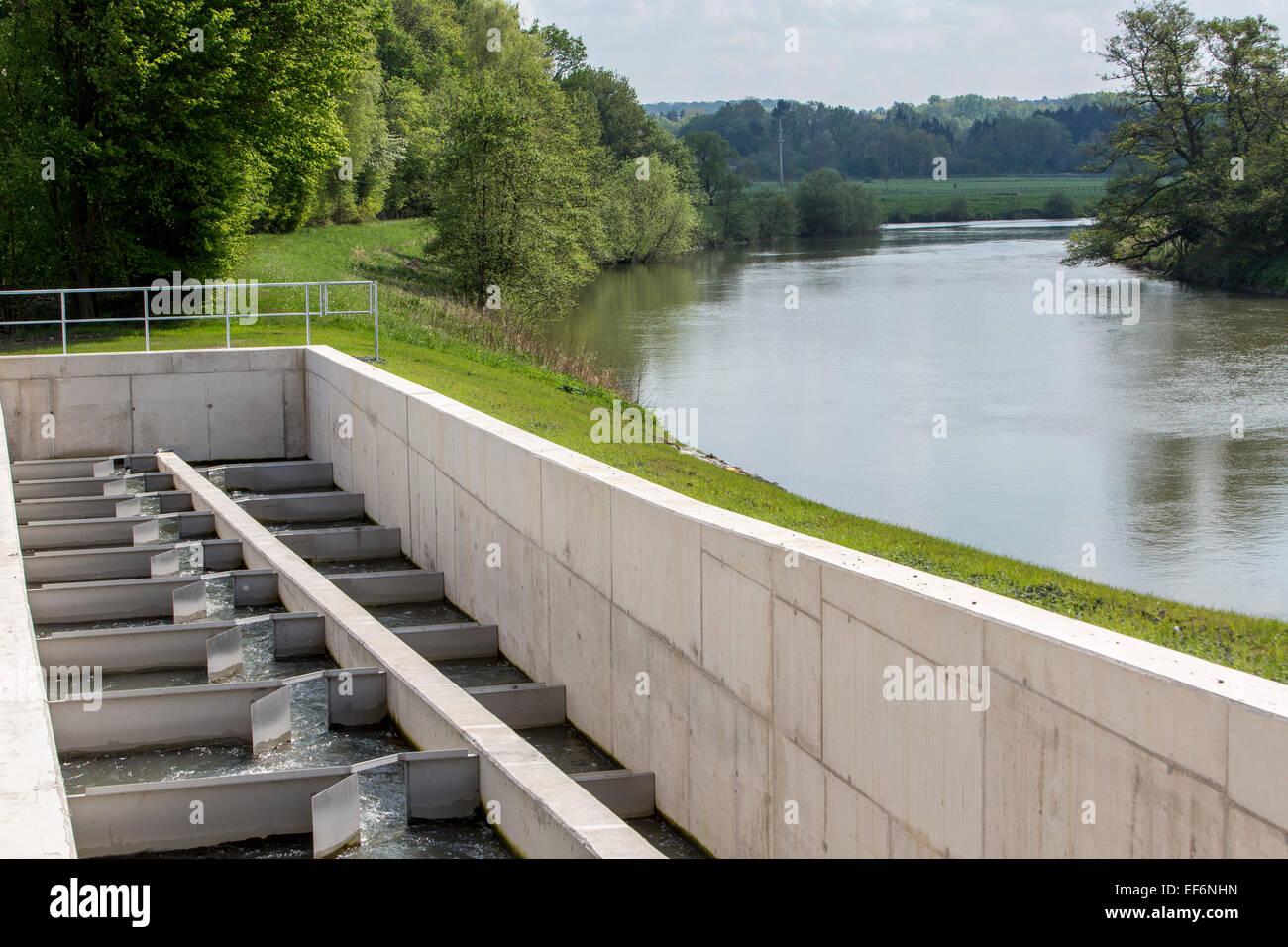 Pass di pesce, fiume Ruhr a Schwerte, una via navigabile artificiale per pesci, per nuotare su e giù per il fiume, per bypassare una diga Foto Stock