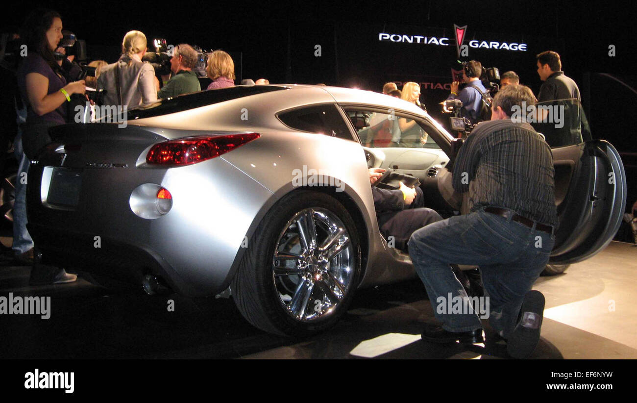 La Pontiac Solstice coupé, presentata nel 2009, è un'auto sportiva a due posti caratterizzata da uno stile elegante e da una parte superiore in targa rimovibile. Alimentato da un motore a quattro cilindri da 2,4 litri o da un motore turbocompresso opzionale da 2,0 litri, offre una maneggevolezza reattiva e prestazioni sportive. Il design aerodinamico e le dimensioni compatte rendono la coupé una roadster elegante e agile. Foto Stock