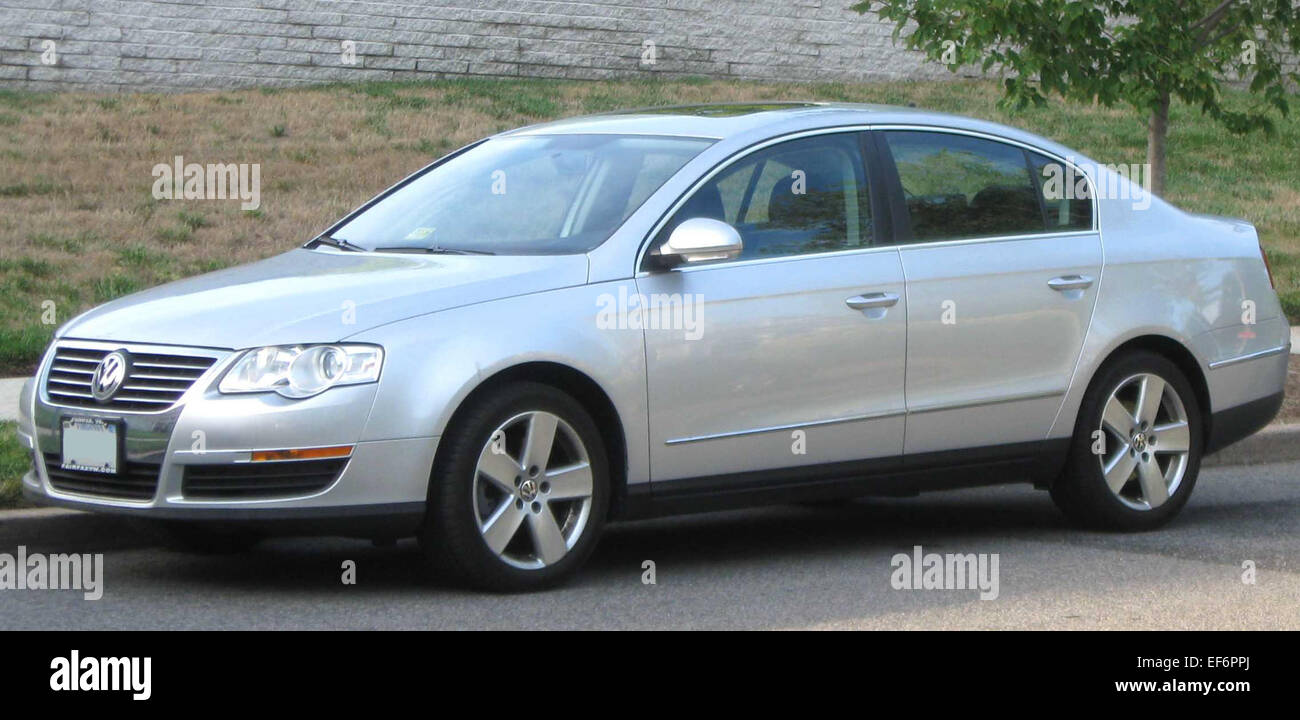 La berlina Volkswagen Passat del 2010 è un'auto di medie dimensioni nota per gli interni raffinati, l'abitacolo spazioso e l'esperienza di guida fluida. Offre prestazioni affidabili, risparmio di carburante efficiente e funzioni di sicurezza avanzate. Foto Stock