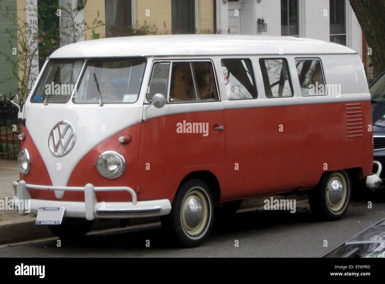La Volkswagen Type 2 T1, nota anche come VW Bus, è un furgone classico riconosciuto per il suo design distintivo e la sua versatilità. Prodotta dagli anni '1950 agli anni '1960, è molto amata per la praticità, gli interni spaziosi e il fascino iconico. Foto Stock