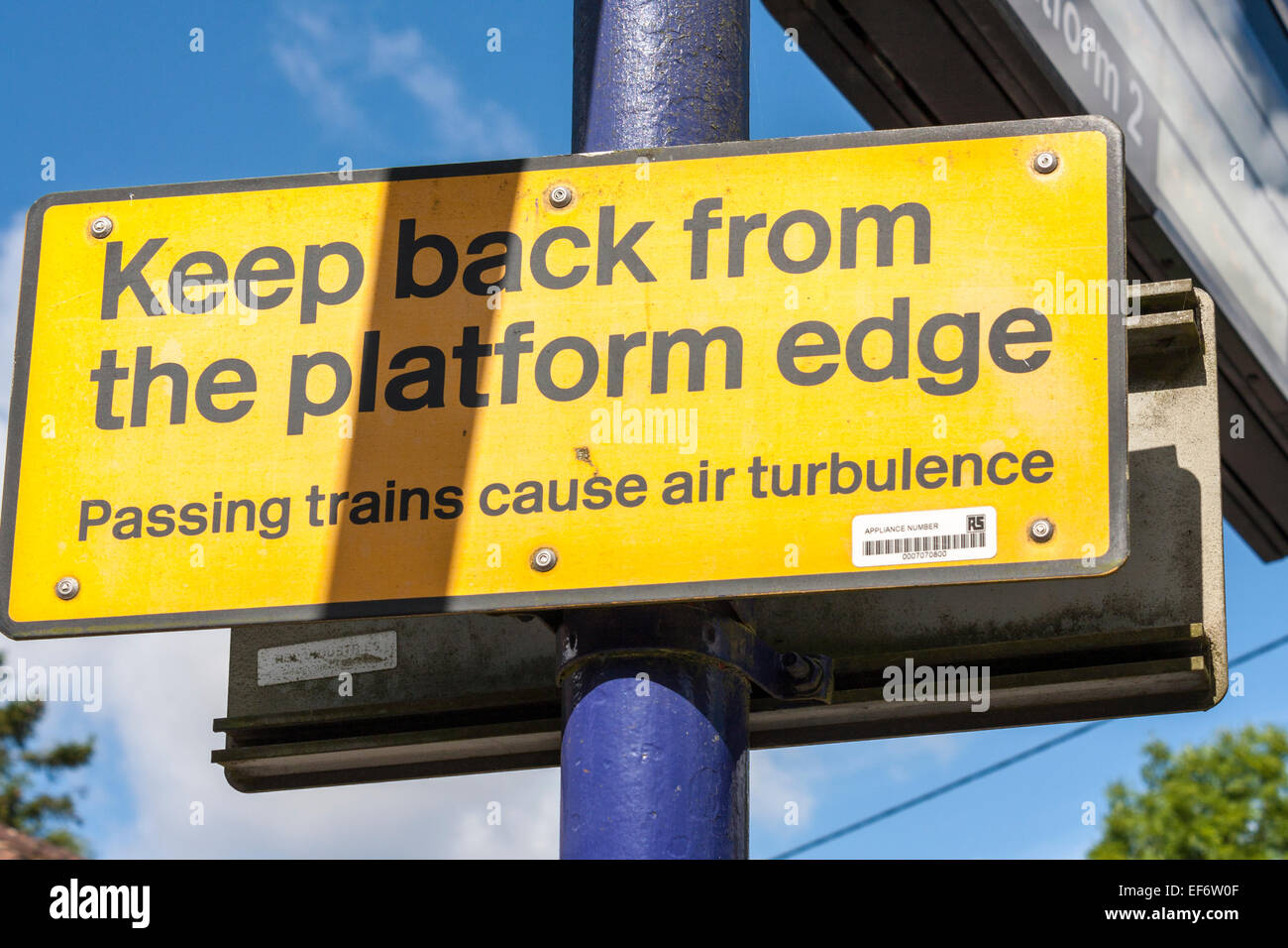 Segno sulla stazione ferroviaria di avvertimento della piattaforma della turbolenza dell'aria. Foto Stock